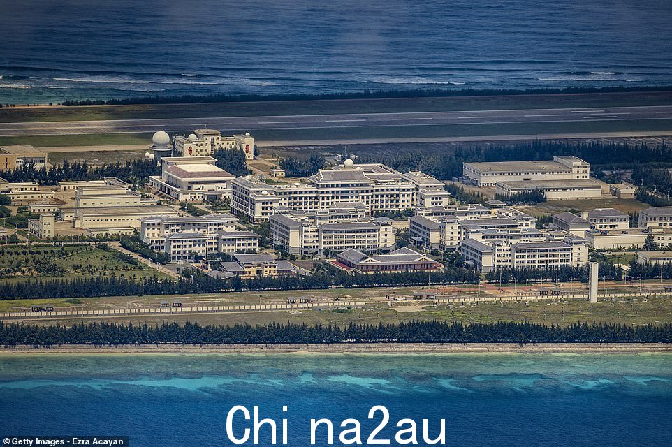 中国在永暑礁建造的人工岛上看到了一个机场、建筑物和构筑物。中国通过人为增加南海争议岛屿的面积,逐步主张其对南海争议岛屿的所有权