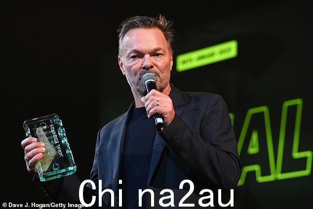 Winner: 去年的获胜者 Pete Tong (如图) 为 Jamal 的家人颁奖