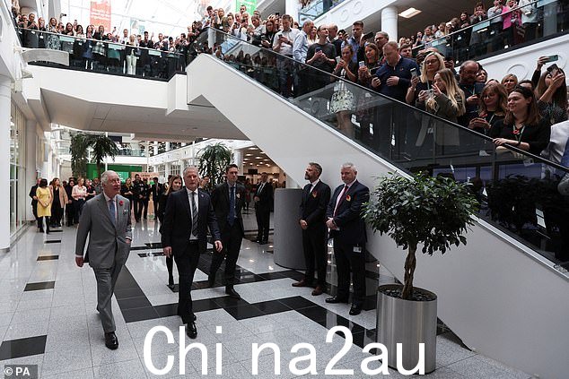 今天国王参观布拉德福德的莫里森总部时,人群聚集在一起迎接他