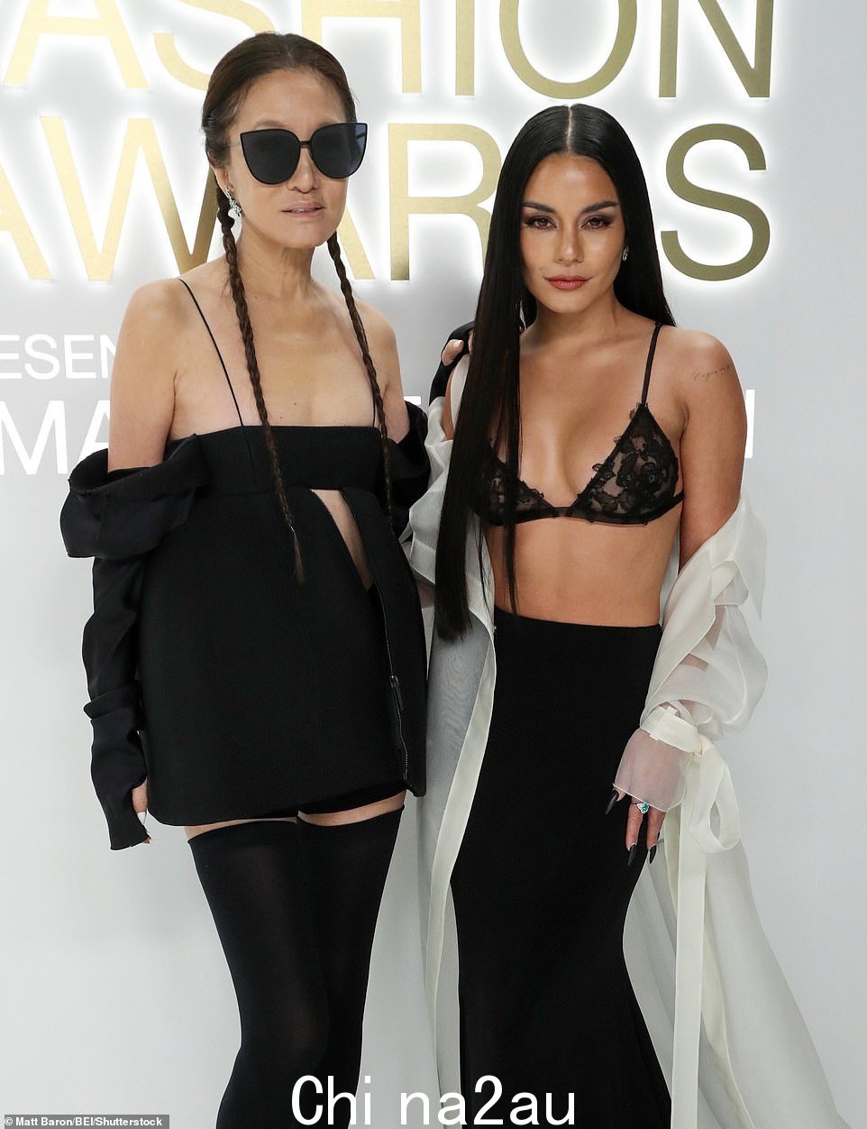 Beauties: Wang Vanessa Hudgens 加入了红地毯,她穿着极简主义的纯黑色胸罩看起来很漂亮