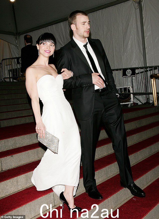 短暂的浪漫:Ricci 和 Chris Evans 在 2007 年的 Met Gala 上手挽手走(见上图),但约会时间不长