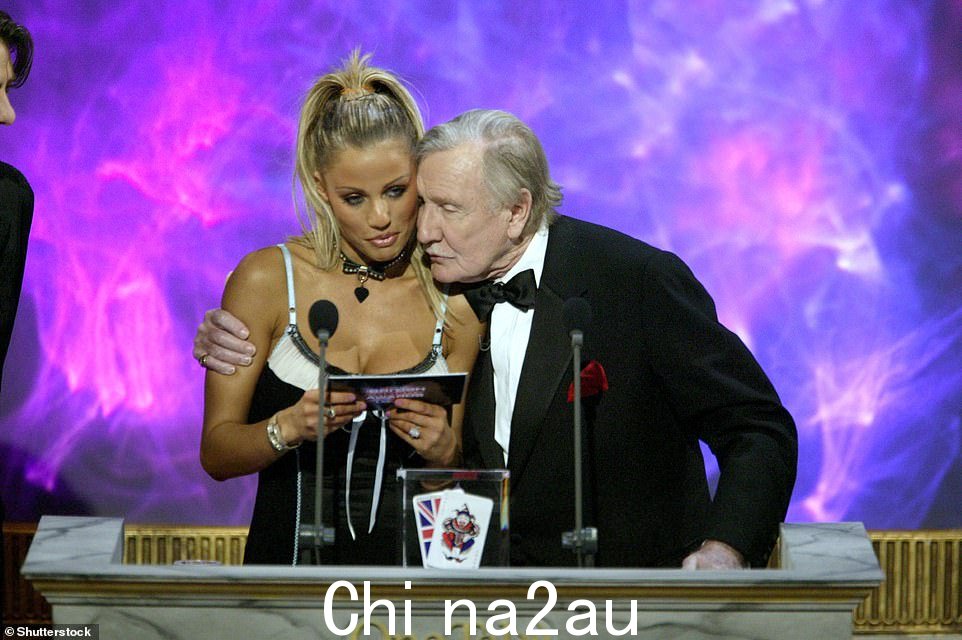 Katie Prince 和 Leslie Phillips 于 2003 年 12 月在喜剧奖上联手打造了一个不同寻常的二人组