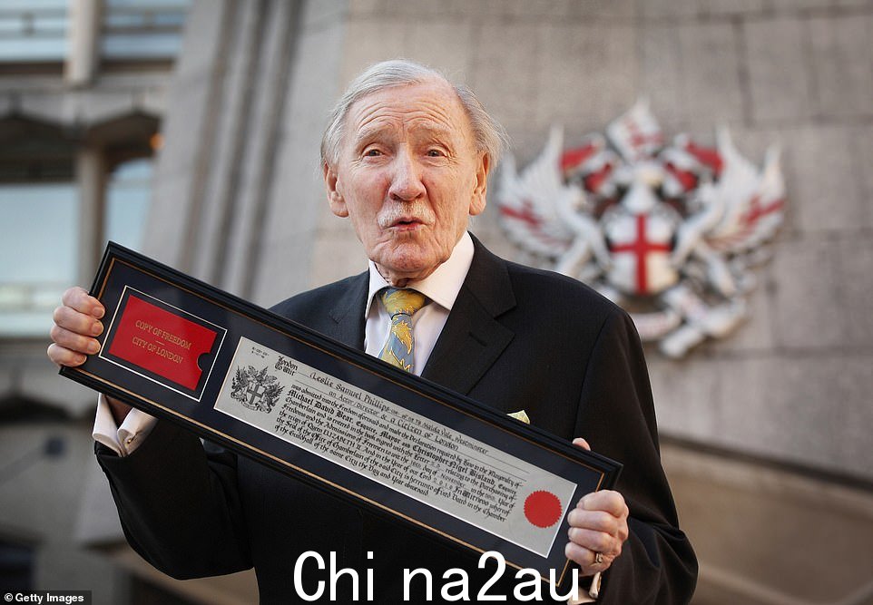 资深演员 Leslie Phillips 于 2010 年 11 月 16 日在伦敦市政厅接受伦敦金融城的自由