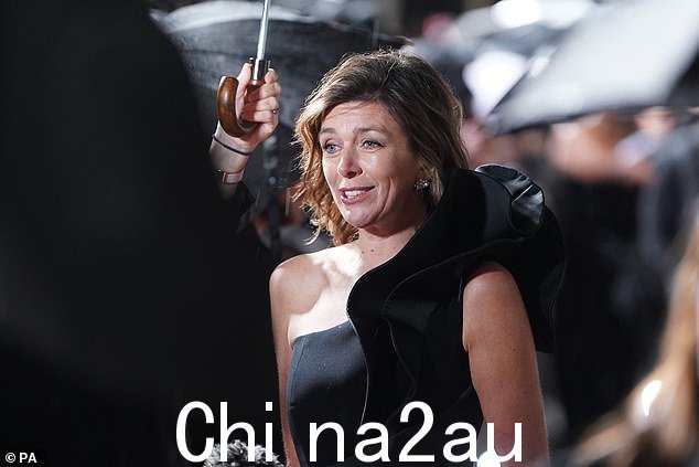 Chic: 看到克劳迪娅在红地毯上与粉丝打招呼,因为雨开始落在星星上
