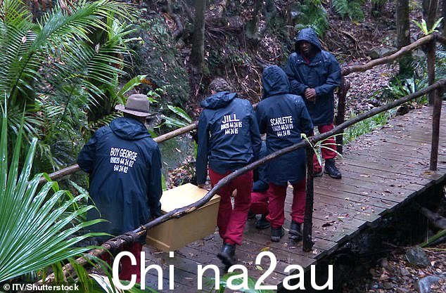 在狩猎中:这群人在营地周围工作,他们拖着沉重的箱子,寻找打开的钥匙he box
