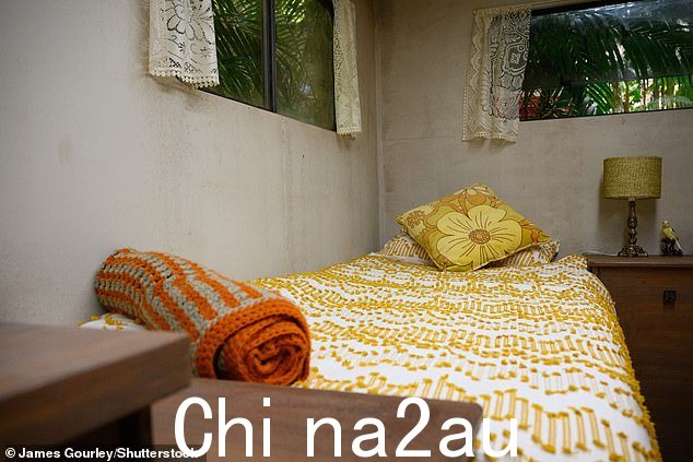 远离!房车配有白色网状窗帘,因此欧文和吉尔可以拉它们并拥有一些隐私