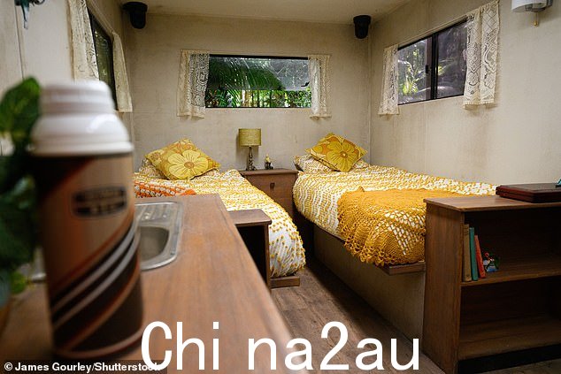 Sleep easy: 露营车内有两张床,上面有红色和橙色的床单,为营友保暖