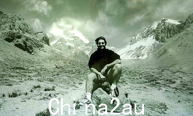 1999 年马修斯先生在名山上,当时他打破了格里尔斯先生的记录