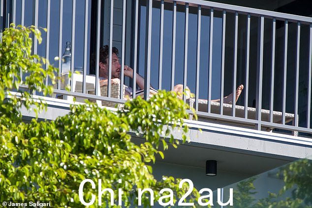 过上高尚的生活：西恩在澳大利亚阳光普照的阳台上，他的衬衫解开，穿着一条卡其绿色短裤