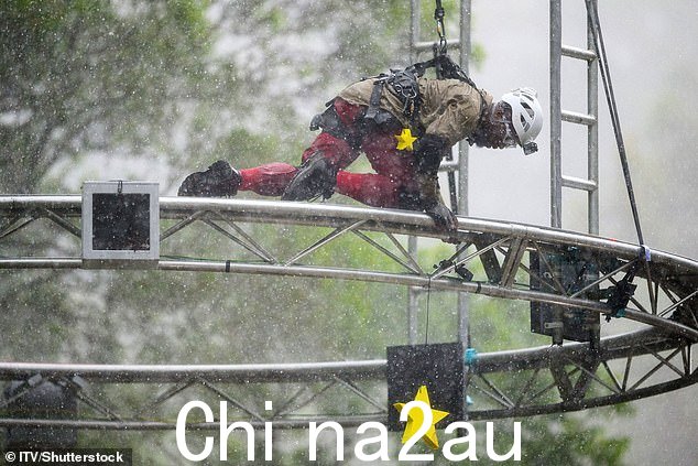 小心!但是当天空打开时,运气并没有站在他这边,当他在现在很滑的表面上保持平衡时,他只能用手和膝盖爬行