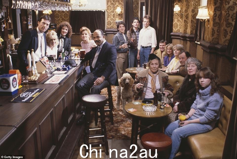 这位 92 岁的演员是第一个在 EastEnders 中出演的演员,并在 1985 年 2 月的试播集中出现。他扮演这个角色 11 年,使他成为历史上服役时间第八长的演员的程序。图为:1984 年的东区人初代演员(图为背叛者右三)