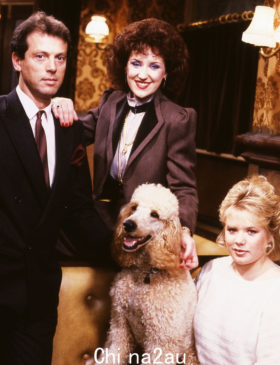 Family: Den 是 Angie 的卑鄙丈夫和 Sharon 的养父(摄于 1985 年)