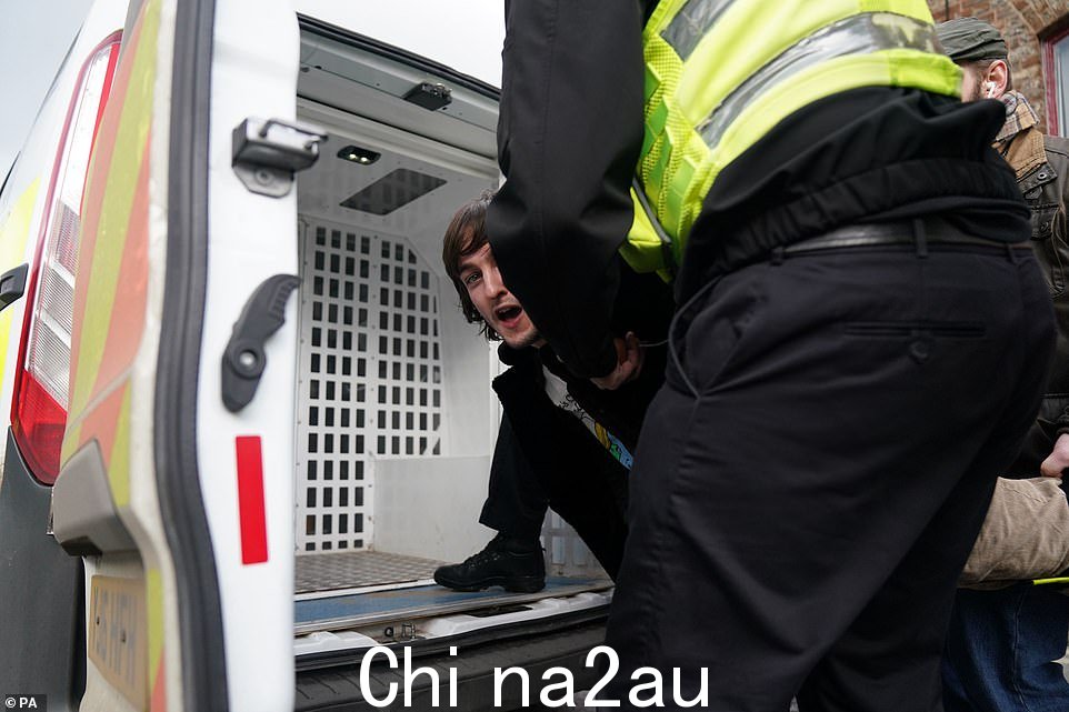 该男子在被带离现场之前被警察放入警车