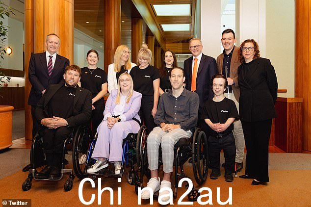 奥尔科特先生与他带来的三位政治家和几名残疾工人合影,宣布他的新机构
