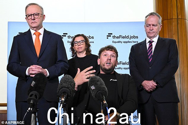 2022 年度澳大利亚人正在与总理 Anthony Albanese、NDIS 部长 Bill Shorten 和社会服务部长 Amanda Rishworth 一起在议会大厦推出 The Field,一项将残疾澳大利亚人与雇主匹配的服务