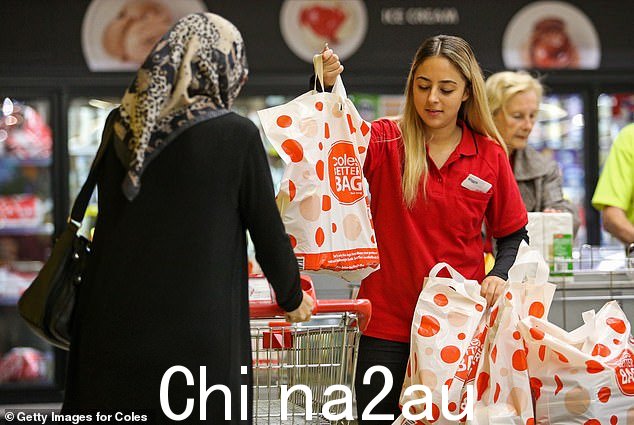 REDcycle 每天在 Coles、Woolworths 和其他几家主要零售商的垃圾箱中收集 500 万件塑料(图为 Coles 的一名工人)