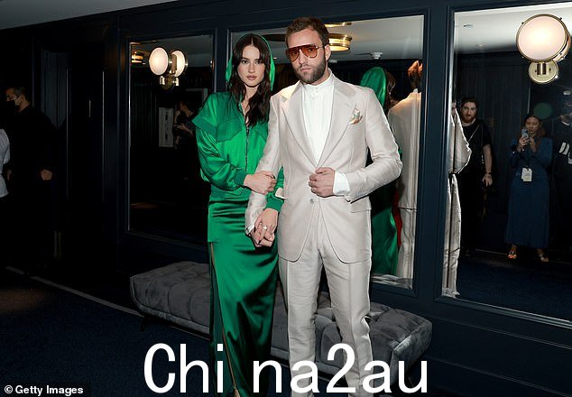 时尚明星:格蕾丝穿着绿色连衣裙和连帽衫看起来很可爱,而杰克逊穿着灰色西装和太阳镜出席纽约市的 CFDA 时尚大奖