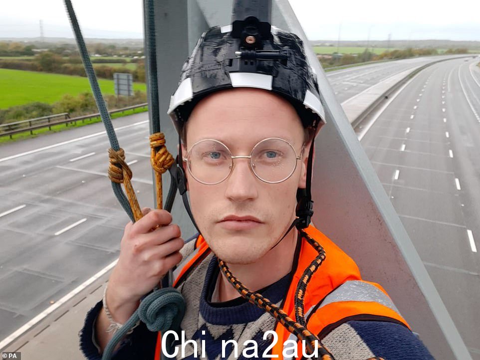Just Stop Oil 表示,从周三早上 6 点 30 分开始,大约 10 名支持者爬上了 M25 公路上“多个地点”的架空龙门架,这是英国最繁忙的高速公路上连续第三天发生抗议活动