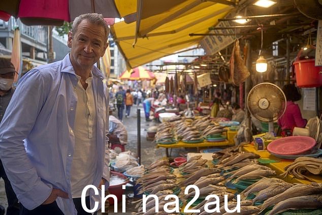 Alexander Armstrong 在他的第 5 频道新系列中参观韩国最大的釜山鱼市场