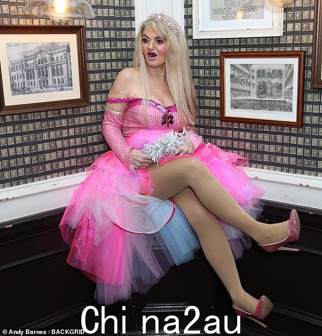 Leggy display: 这位前东区明星穿着一双耀眼的高跟鞋,为她的身材增加了几英寸,并戴上了一个大头饰
