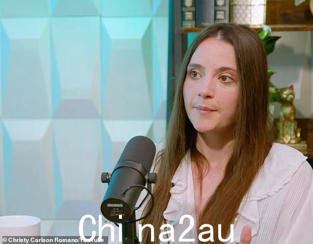 心烦意乱：“总是像窗帘一样——它在拖车里——我记得他离另一边很近，每当我换衣服时我都能听到椅子吱吱作响'” class=