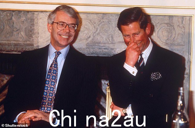 前首相约翰·梅杰和查尔斯国王在 1990 年代王子信托会议期间与查尔斯王子一起