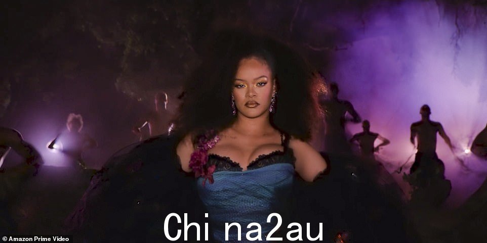 Busty: 穿着醒目的蓝色紧身胸衣和性感的黑色蕾丝胸罩,看着丰满的重磅炸弹,蕾哈娜蹲在一棵倒下的树干上,双腿张开