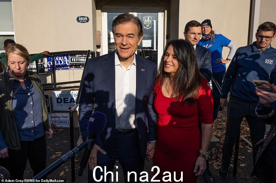 美国共和党参议员候选人 Mehmet Oz 博士和他的妻子 Lisa 在宾夕法尼亚州亨廷顿谷的 Bryn Athyn Borough Hall 投票