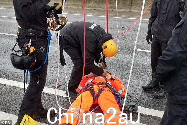 一名 Just Stop Oil 抗议者在爬上 M25 的龙门架后被拘留,导致高速公路周一关闭