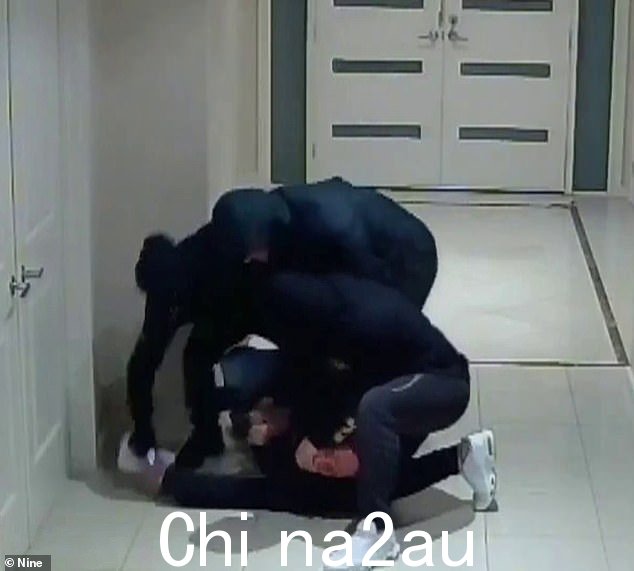 3 名据信年龄在 20 多岁的男子于 5 月 10 日闯入位于墨尔本东南部 Oakleigh East 的 Turnbull Avenue 的房子,并威胁业主