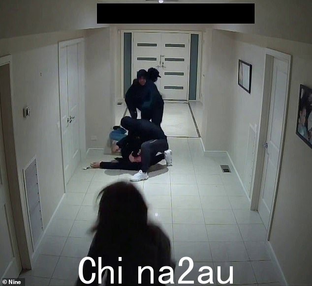 当一名女子跑到家中跑进来干预时,暴力入室行动告一段落