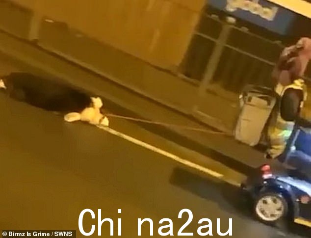 老妇人看得见ng 对着镜头,然后似乎转过身去,嘟囔着一些听不见的东西,然后继续上路