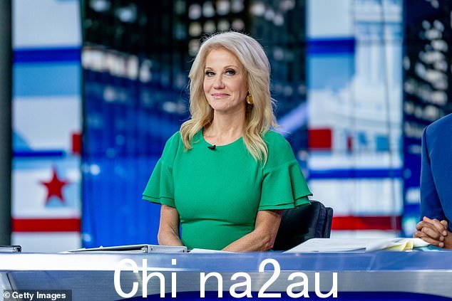 Kellyanne Conway 在演播室里 ¿ 至少,字幕说是她。很难说是因为她躲在一对假睫毛下,这让她看起来更像佐罗而不是政治顾问。 class=