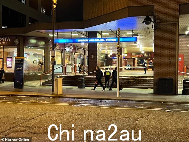 周三高峰时段,三名男子在哈罗地铁站附近被刺伤。警方在现场合影。图片取自 harrowonline.org