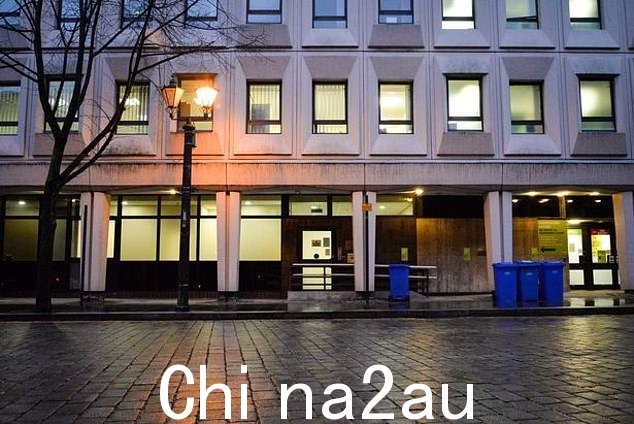 希尔顿先生,有三个弟弟妹妹,有一段历史发作性精神疾病,包括焦虑、情绪低落和抑郁,博尔顿验尸官法庭(如图)听到“class=