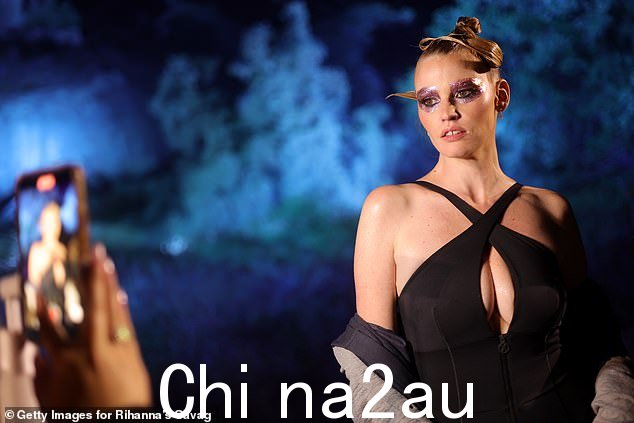 为她的特写做准备:Lara Stone 穿着紧身连衣裤在蕾哈娜星光熠熠的 Savage X Fenty Vol 4 秀场上惊艳亮相