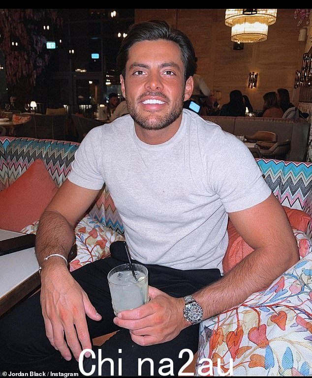 Beau: Sophie,与 DJ Joel Corry 约会了 6 年,最近加油当她与 TOWIE 明星乔丹一起被看到时,传播了新的浪漫谣言黑夜外出”class=