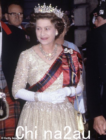 回溯：女王在 1971 年的舞会上合影