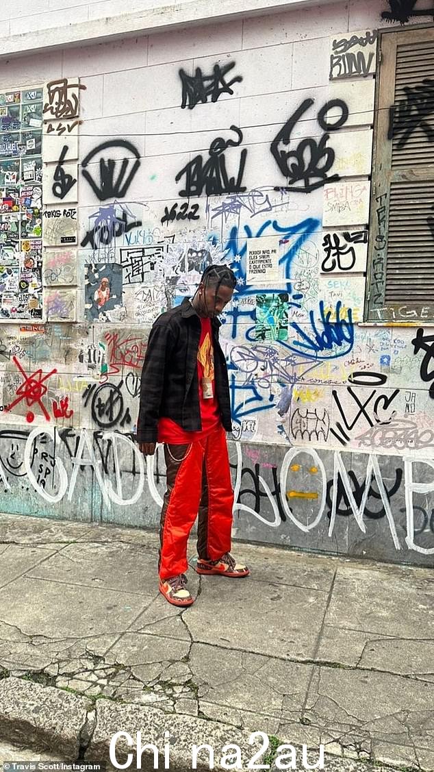 南美?自拍爱好者的宝贝爸爸 Travis Scott 正准备成为本周六在阿根廷布宜诺斯艾利斯和本周日在智利圣地亚哥举行的 Primavera Festivals 的头条新闻(周二如图)