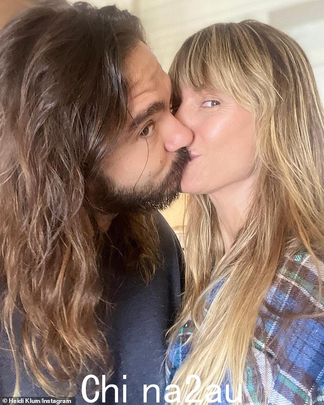 PDA 警报!艾美奖得主 Heidi Klum 分享了自己的照片 k周三,她在位于 Bel-Air 的 Stone Ridge 专属封闭社区的 987.5 万美元的豪华六居室豪宅放松时,与她的第三任丈夫 Tom Kaulitz 相爱