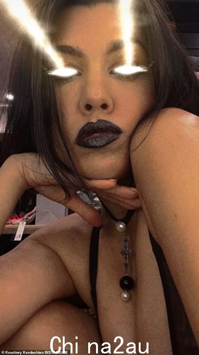 Spooky snap: Kourtney 还分享了一张带有黑色唇膏和滤镜的略带诡异的照片ch 让她的眼睛看起来充满了光芒,像汽车的远光灯一样迸发出来