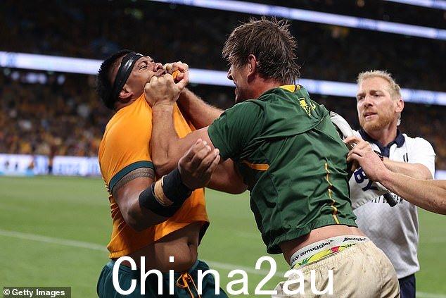 不妥协的 Allan Ala'alatoa(左,今年早些时候与 Springbox Eben Etzebeth 争吵)被任命为小袋鼠第 85 次测试队长