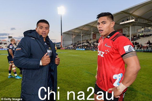 Allan Ala'alatoa (左) 与兄弟 Michael (右) 在 hi s Brumbies 在 2019 年与十字军作战