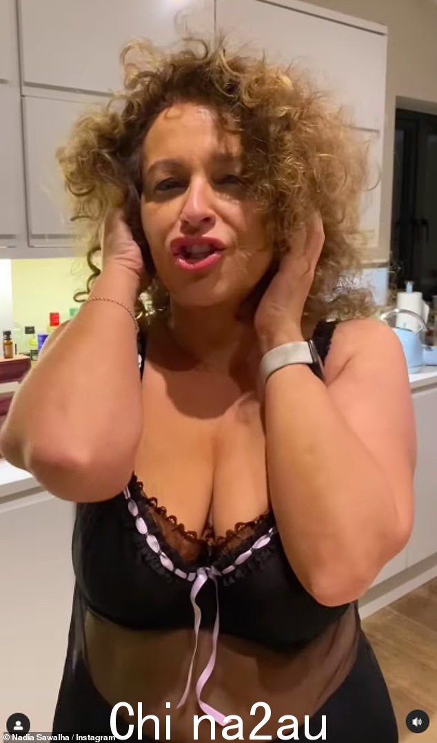 有趣:57 岁的 Nadia Sawalha 已经将注意力转向了模仿厨师 Nigella Lawson 以及她在最新的性感模仿视频中臭名昭著的闷热表演风格