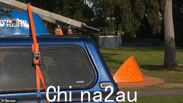 一辆蓝色面包车的车顶上绑着一辆独轮车,在一分钟内将第七频道的摄像机完全挡住了几秒钟,然后才加速关闭。 Sunrise 有实时交叉失败,因为汽车挡住了摄像头