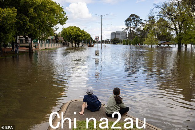维州部分地区在最近几周已经被无休止的降雨袭击,导致该州大部分地区被洪水淹没(上个月在 Shepparton 拍摄的照片)