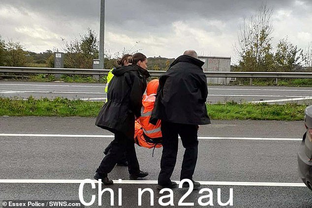 埃塞克斯警方从达特福德隧道附近的 M25 公路上清除抗议者