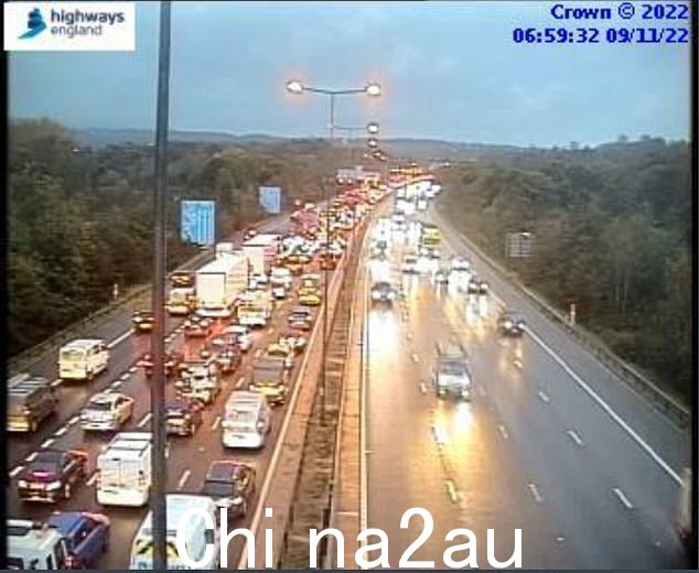 闭路电视图像显示 M25 在 Just Stop Oil 抗议活动中出现交通堵塞