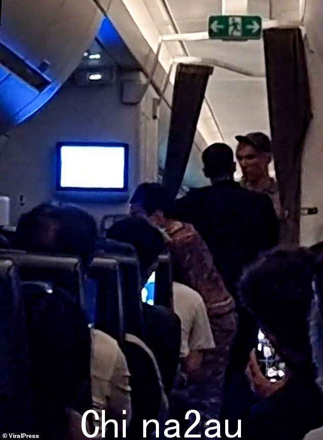 行为不端的旅行者甚至被听到模仿亚洲空姐的口音,模仿他试图安抚他的回答
