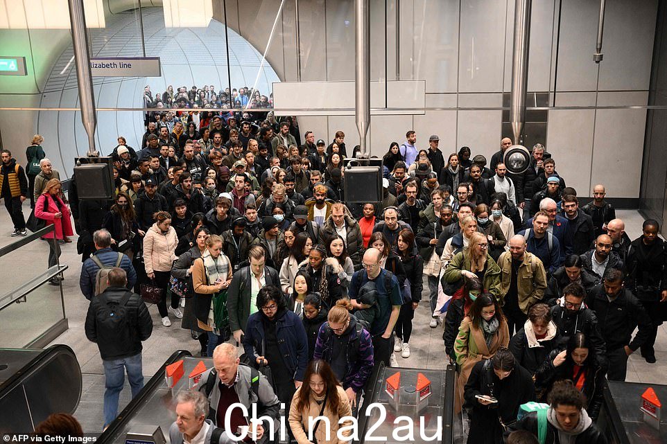 数百人流出罢工中的托特纳姆球场路,几乎所有地铁线路都关闭了